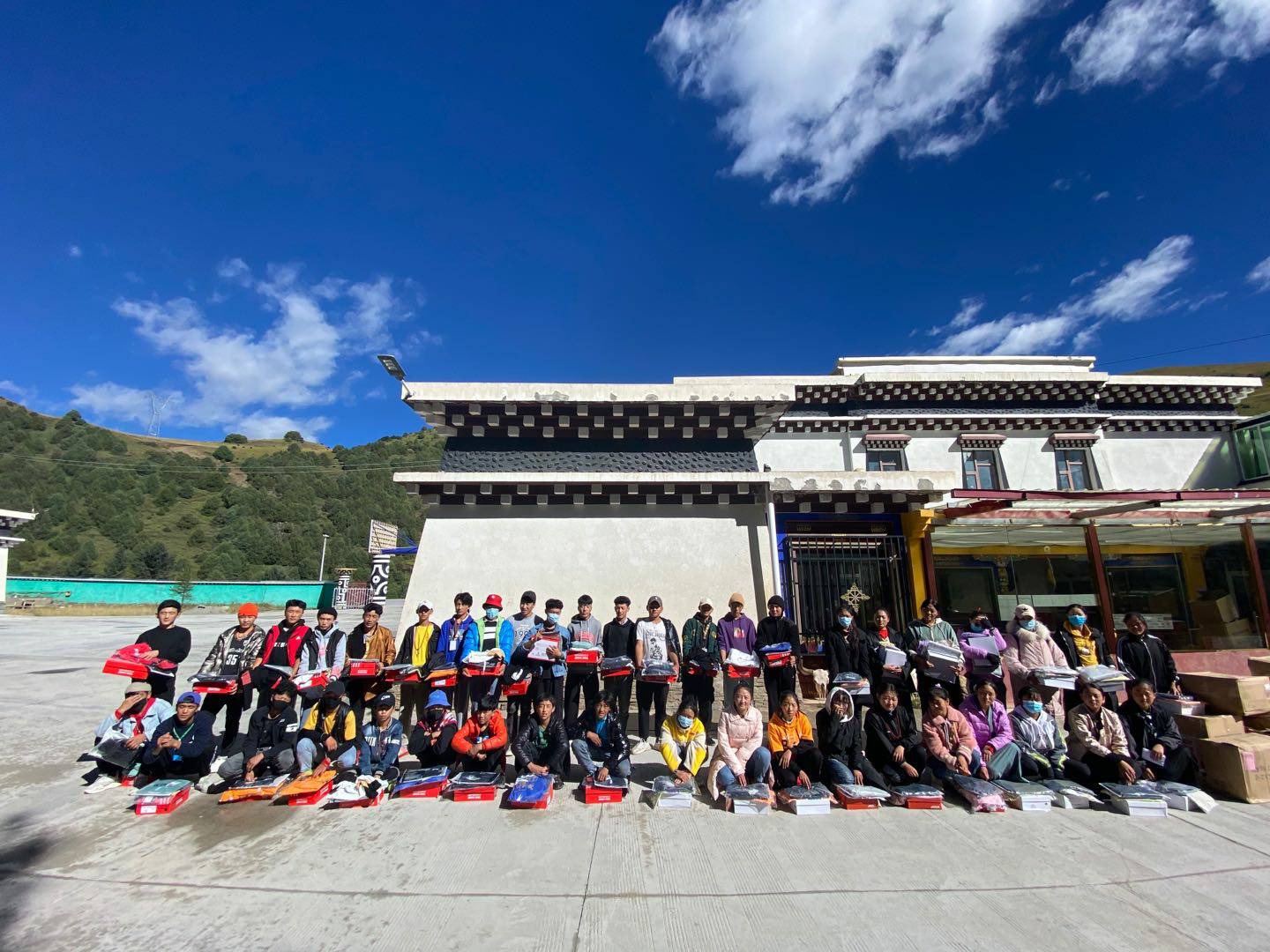 乐竟网页版·官方站线入口-乐竟(中国)公益回顾丨家国同欢月同圆 温暖满载甘孜州(图8)